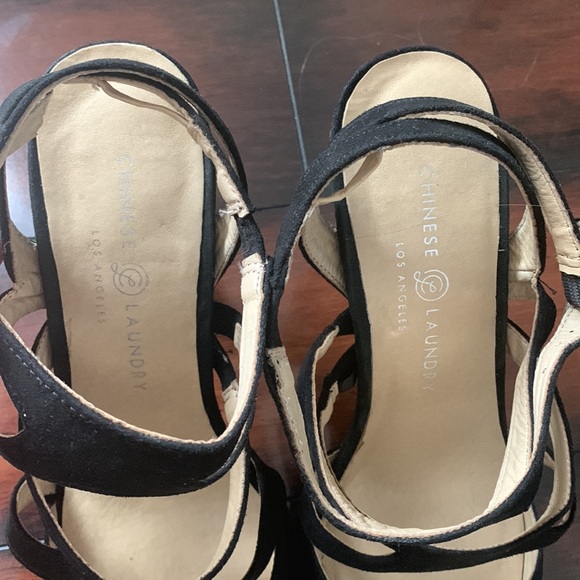 Very gently used Chinese laundry black pump with ankle strap 9.5 - Picture 3 of 7